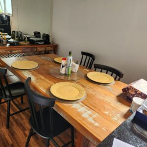 Mesa de jantar retangular em madeira maciça de demolição